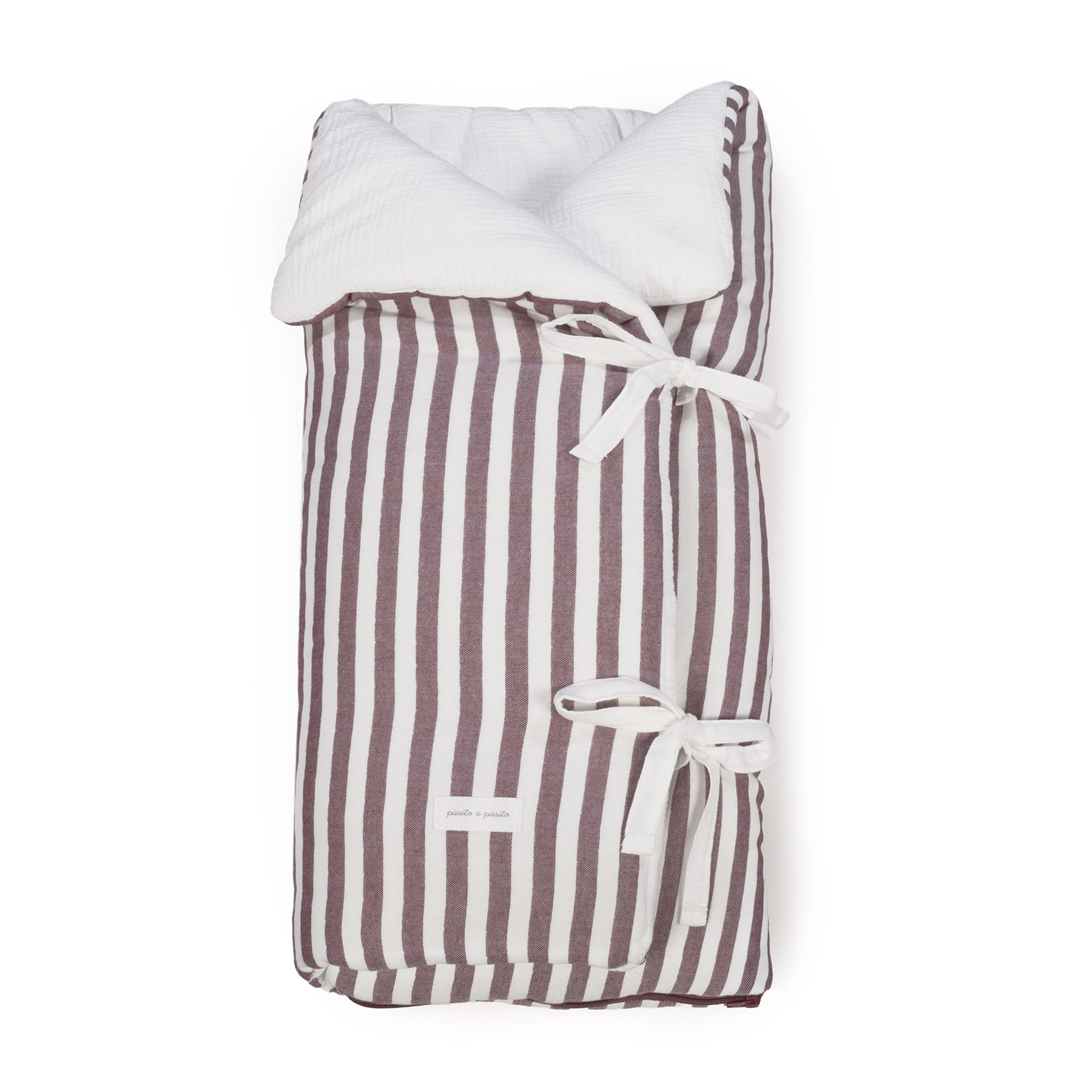 Edredão ou saco para bebé com riscas brancas e castanhas e interior branco acolchoado.