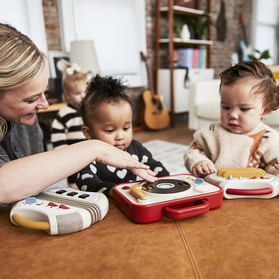 Crianças a brincar com brinquedos musicais coloridos em ambiente interno