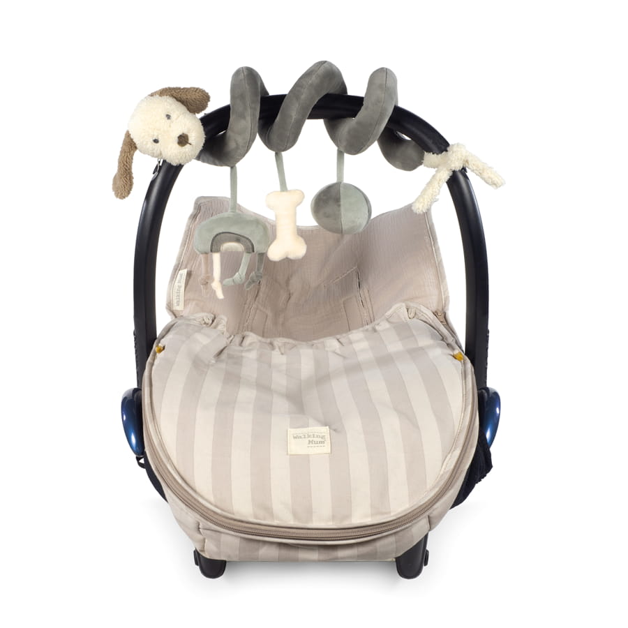 cadeira de bebé com capa e brinquedo pendurado