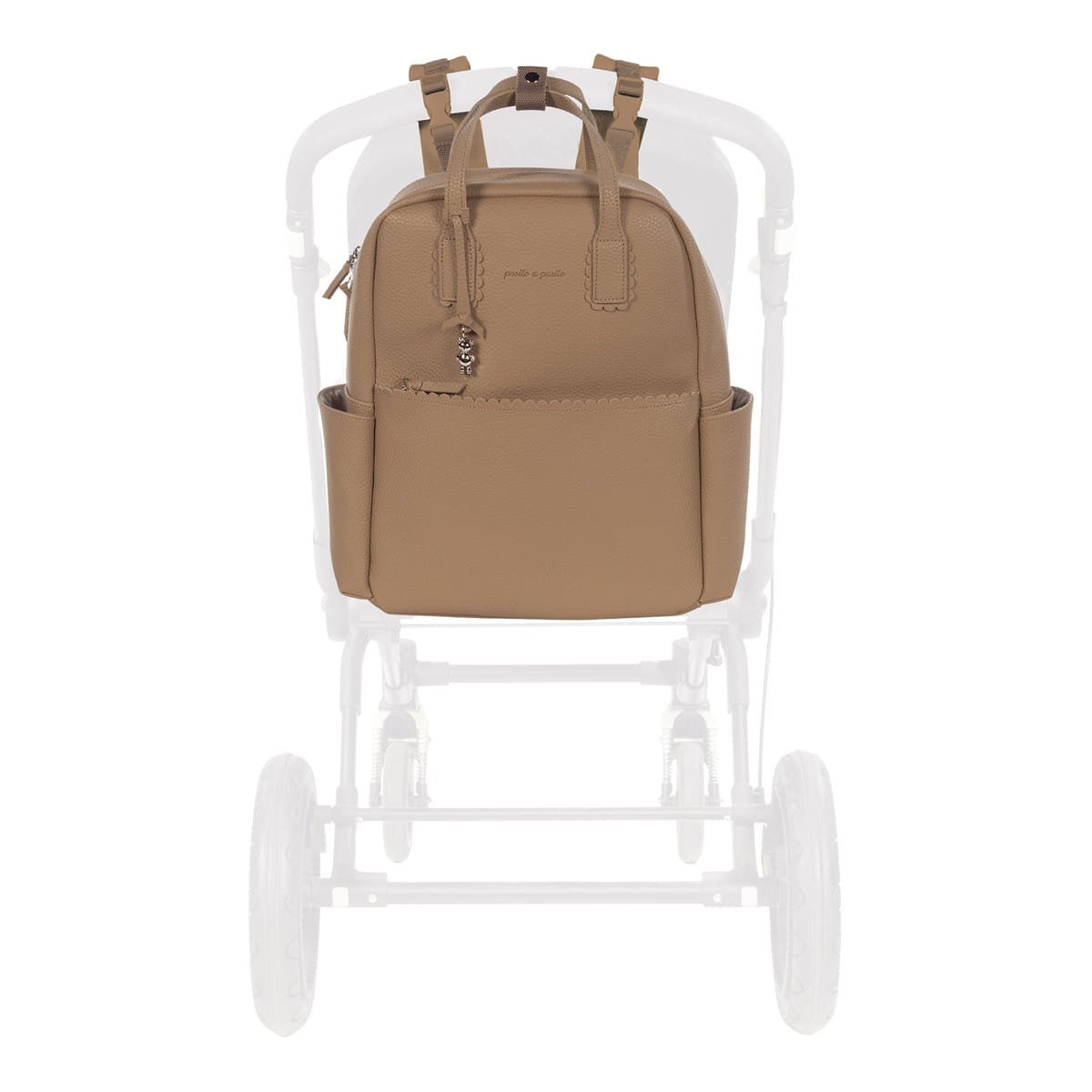 mochila castanha de pele sintética pendurada num carrinho de bebé branco