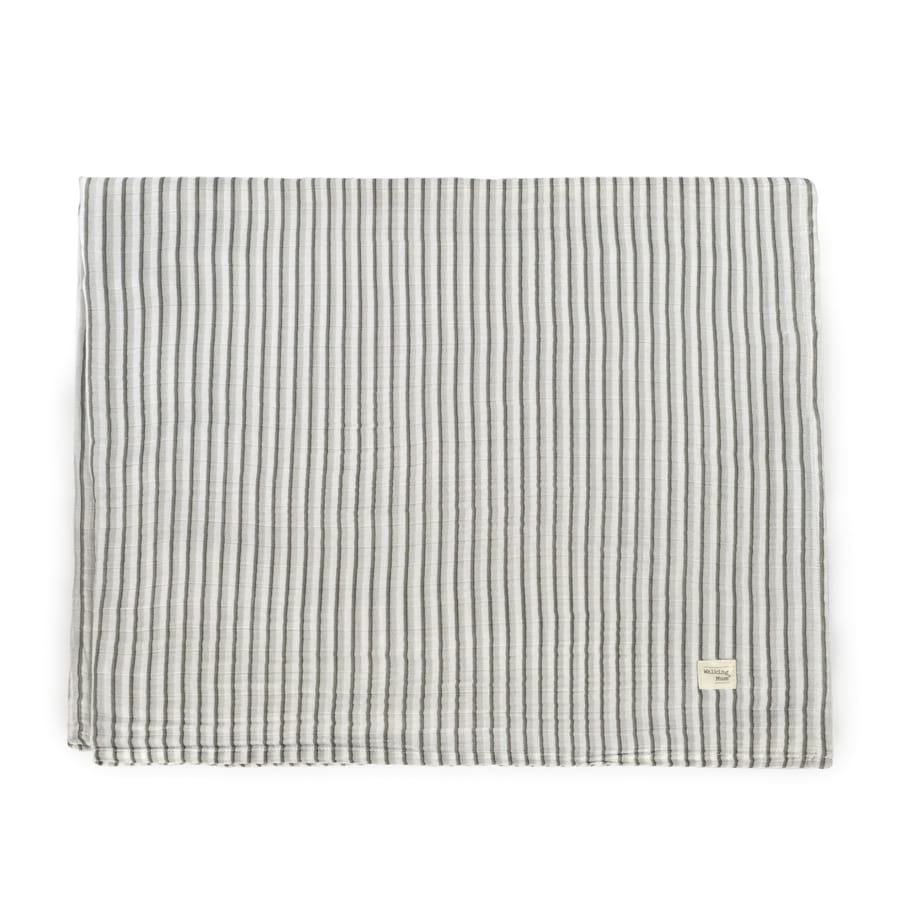 Toalha ou manta cinza claro com listras verticais brancas e etiqueta pequena