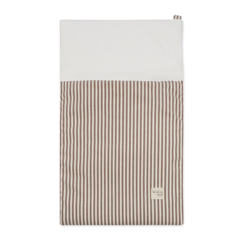 Saco para bebé em algodão às riscas castanhas e brancas com parte superior branca e etiqueta WALKING MUM