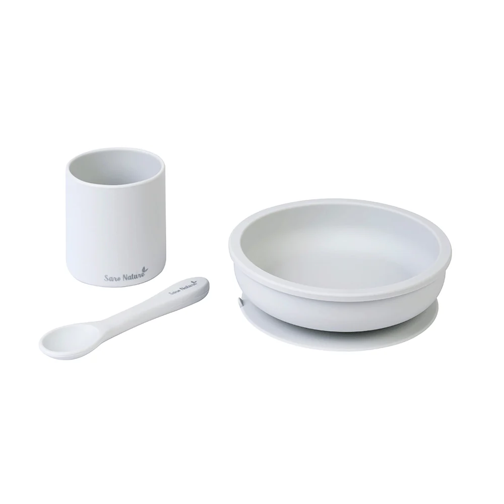 Conjunto branco de copo cilíndrico, colher e prato redondo para cozinha.