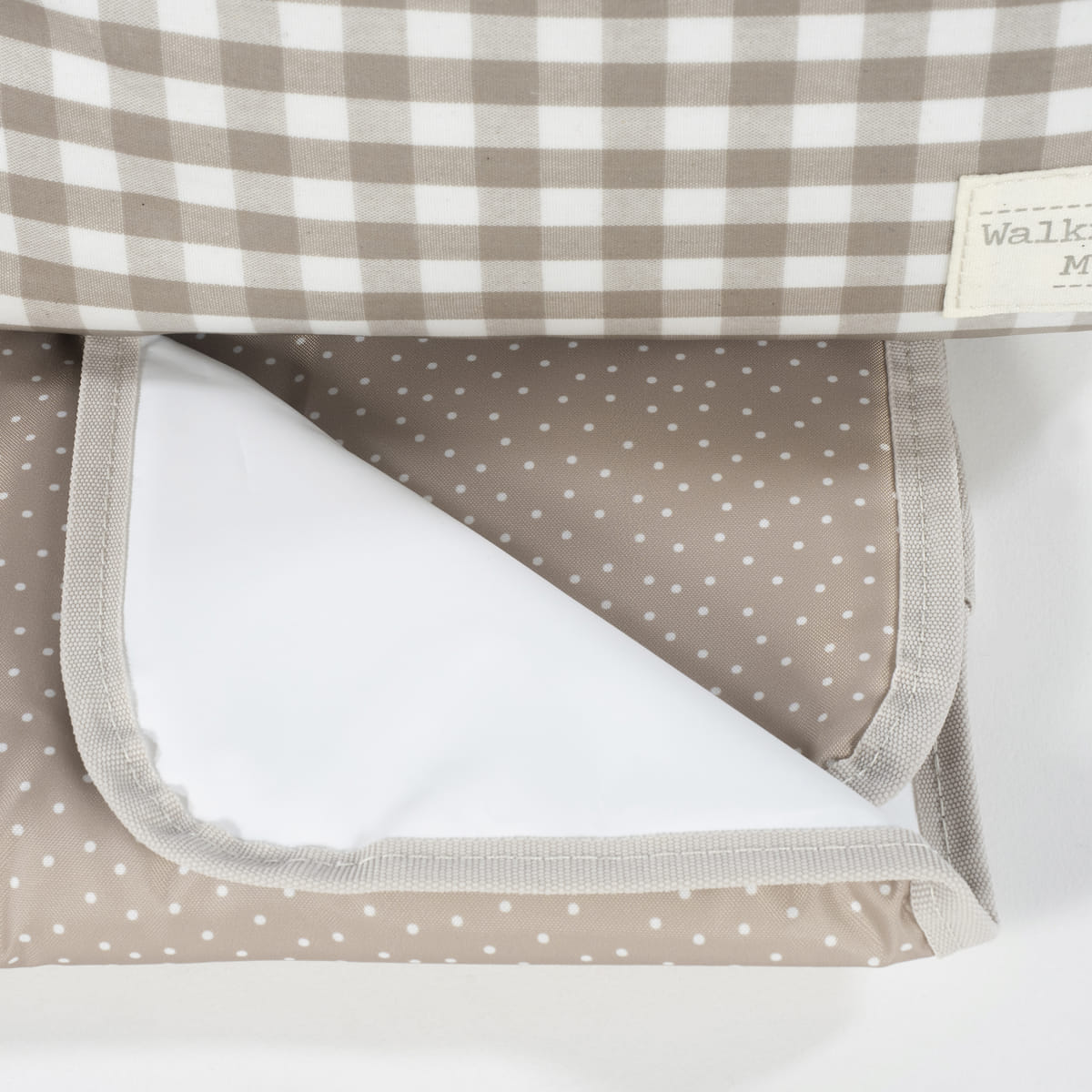 Manta bege com bolinhas brancas e forro branco, bordas com fita bege