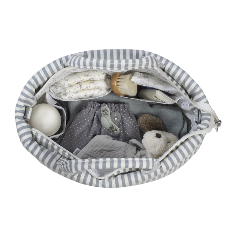 Bolsa de maternidade com itens de bebé dentro