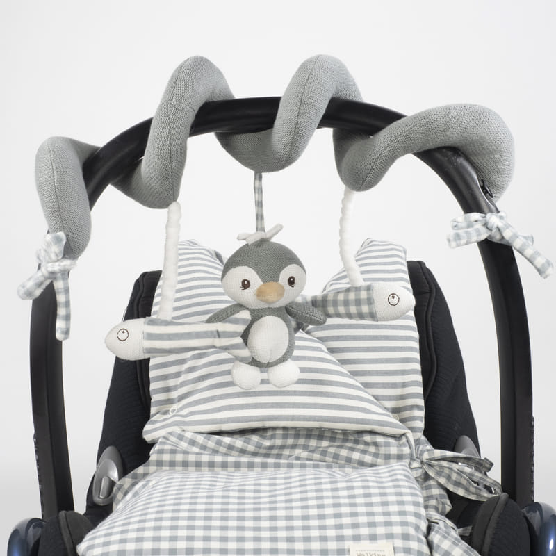 Cadeira de bebé com manta e brinquedo infantil pinguim cinzento