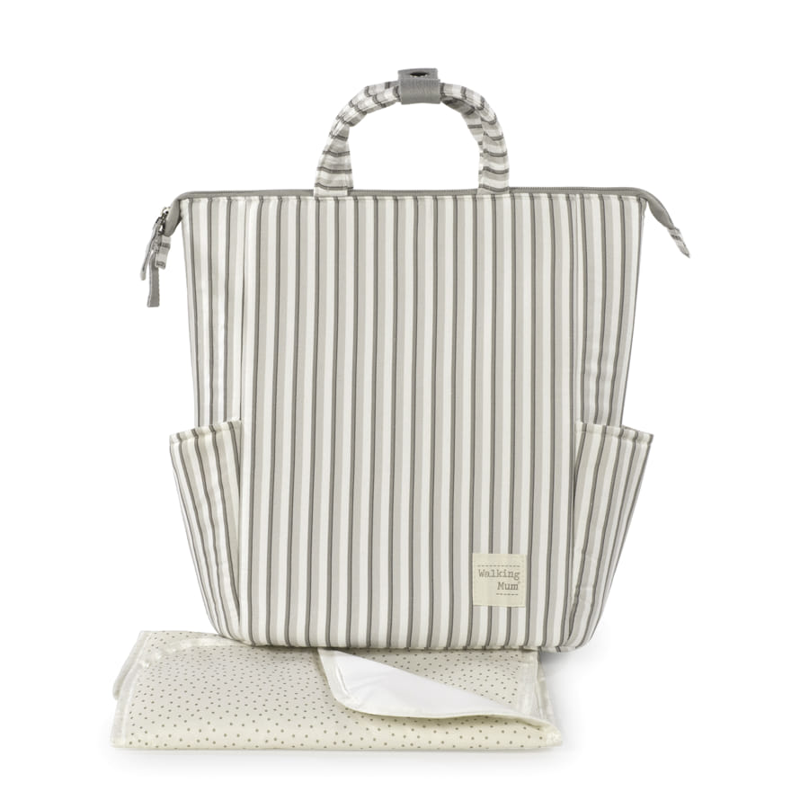 Mochila cinza riscas verticais com alça trançada e manta bege pontilhada