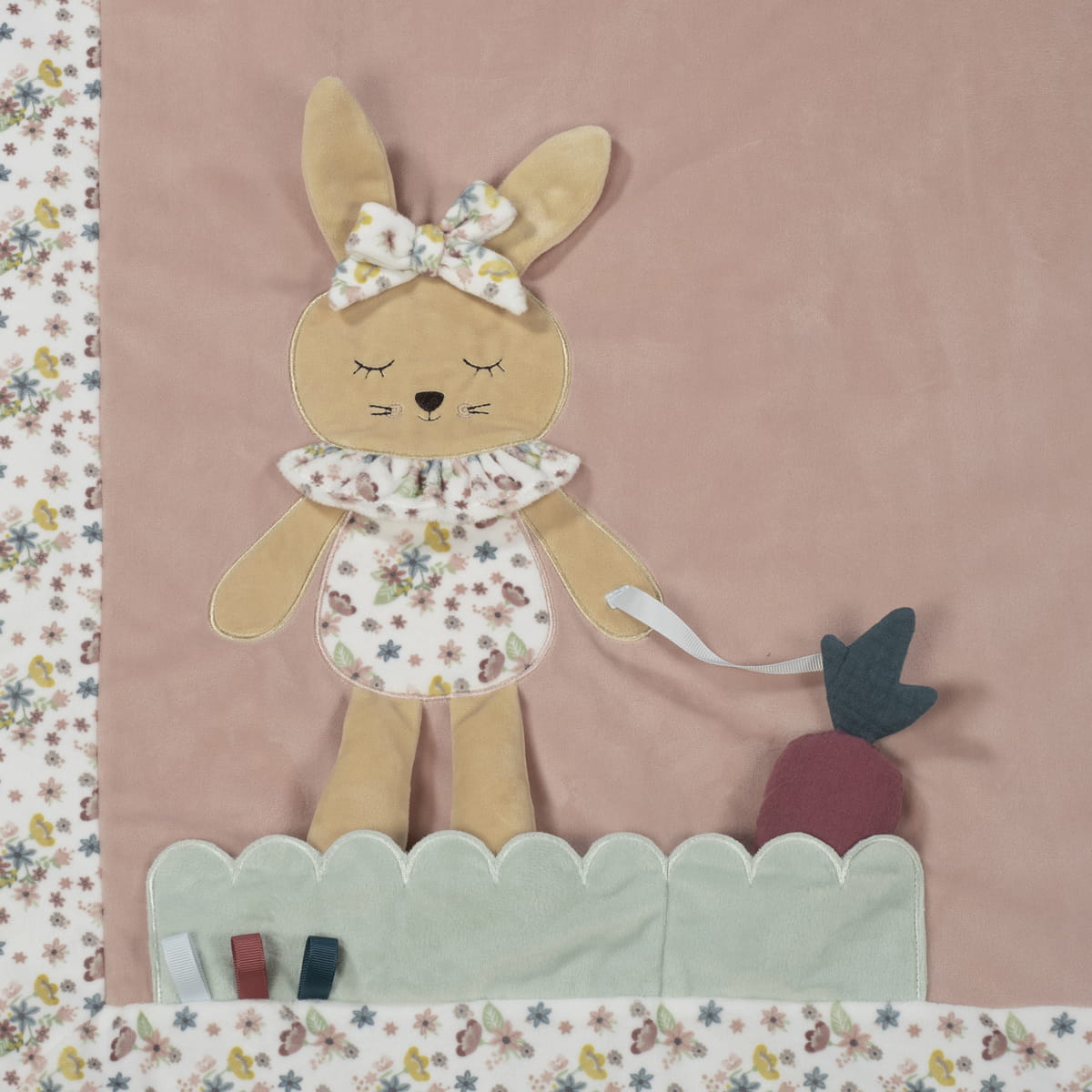 Tapete ou manta rosa com coelho de tecido floral e cenoura