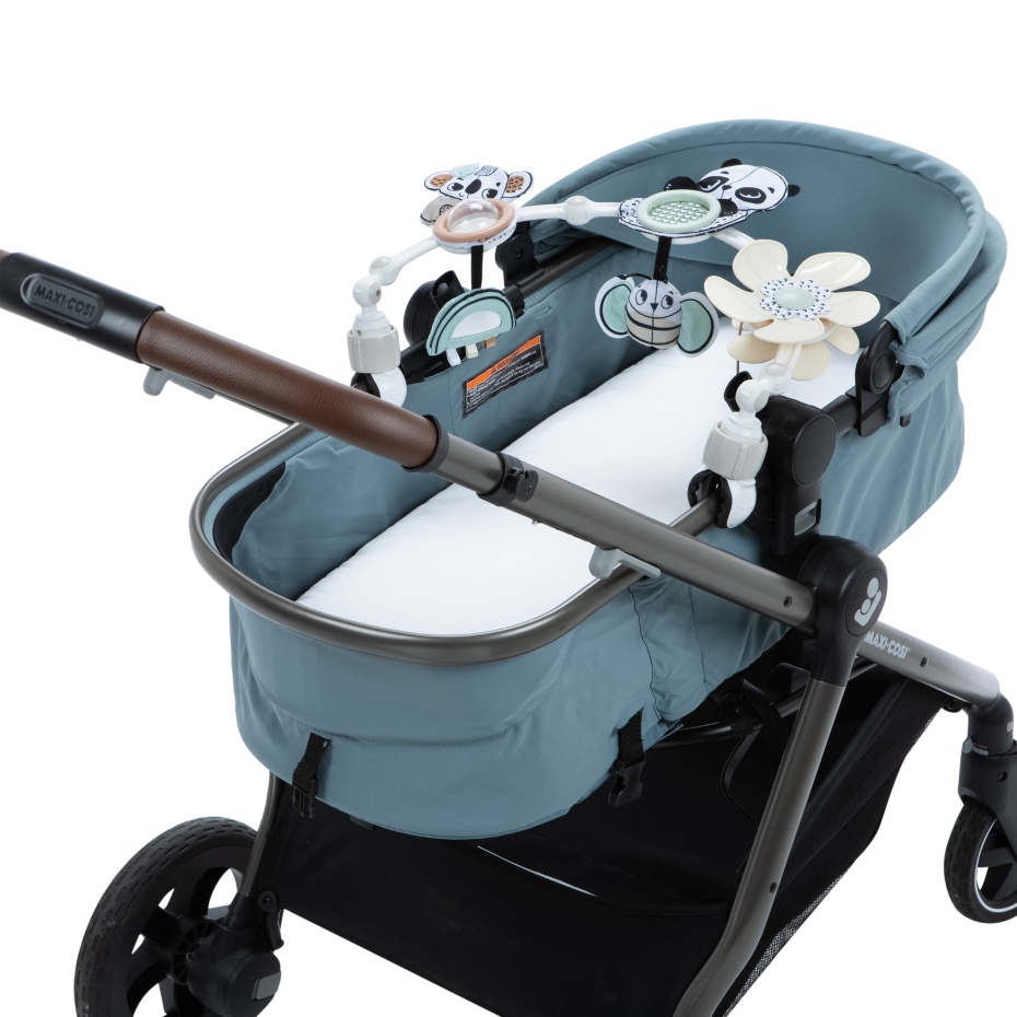 Carrinho de bebé azul com brinquedos pendurados e punho castanho