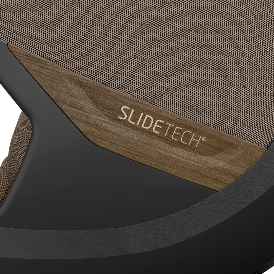 Produto com textura de tecido castanho claro, placa de madeira com texto SLIDETECH® e estrutura preta.