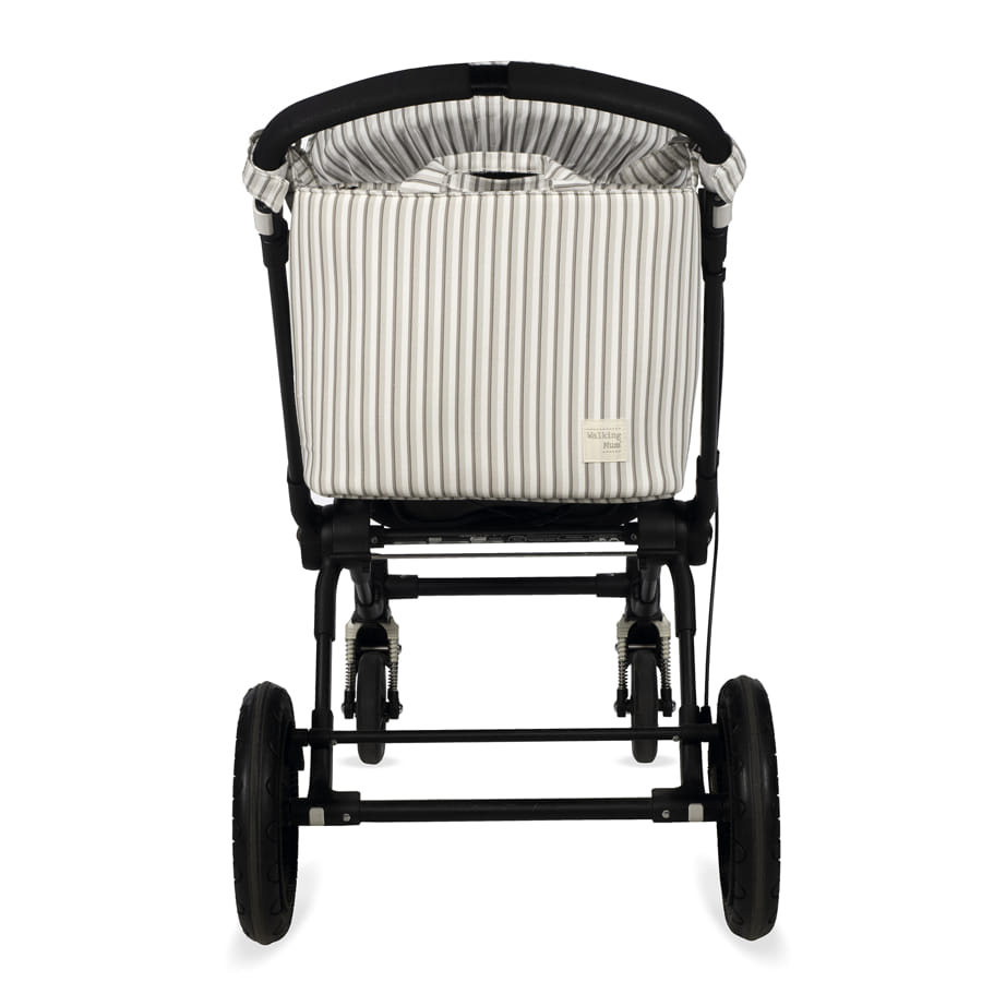Carrinho de bebé com estrutura preta e capota riscada cinza e branco visto de trás