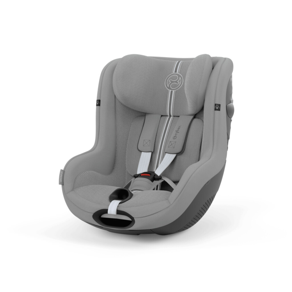 Cadeira auto cinzenta Cybex com cintos de segurança brancos sobre fundo branco
