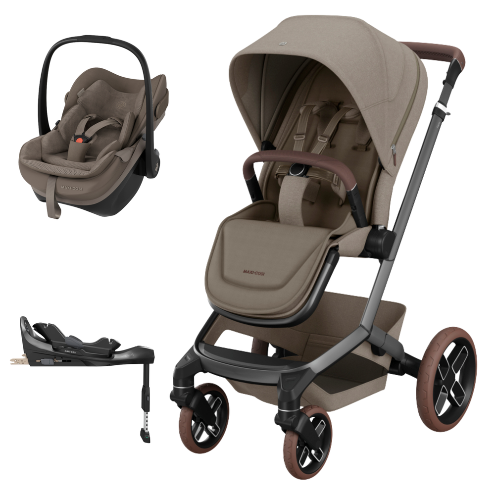 Conjunto carrinho de bebé com assento bege, cadeirinha de carro e base de instalação.