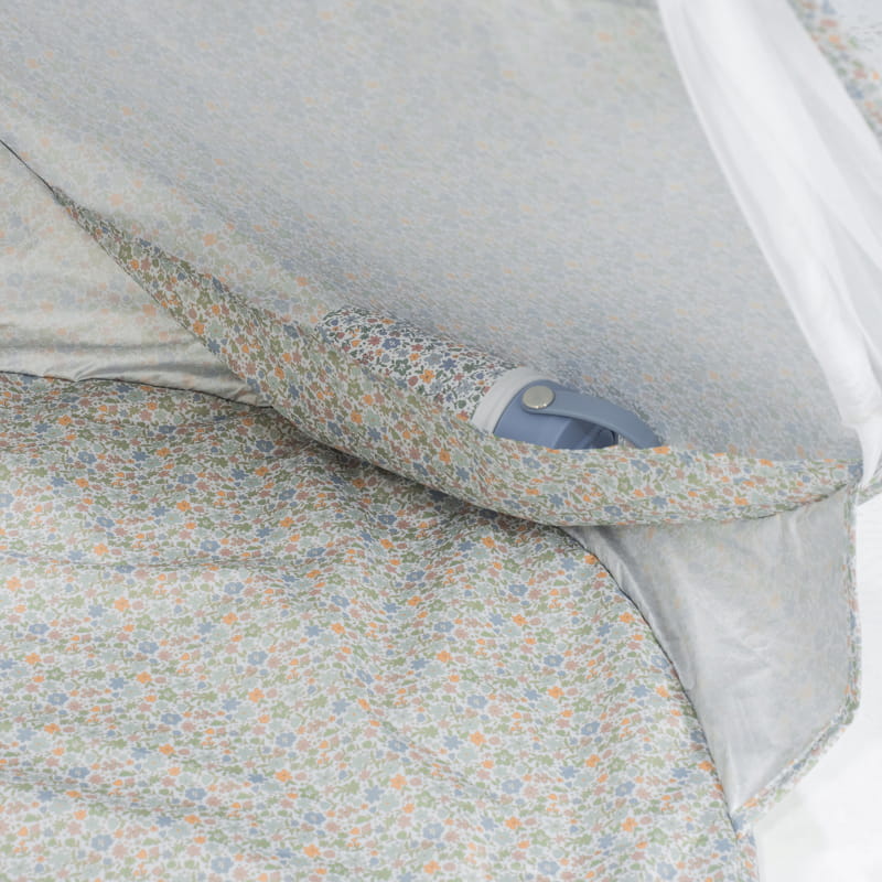 Tenda infantil com padrão floral e estrutura de plástico azul