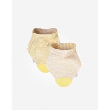 Dois babetes de tecido em amarelo e branco com padrões distintos e detalhe amarelo