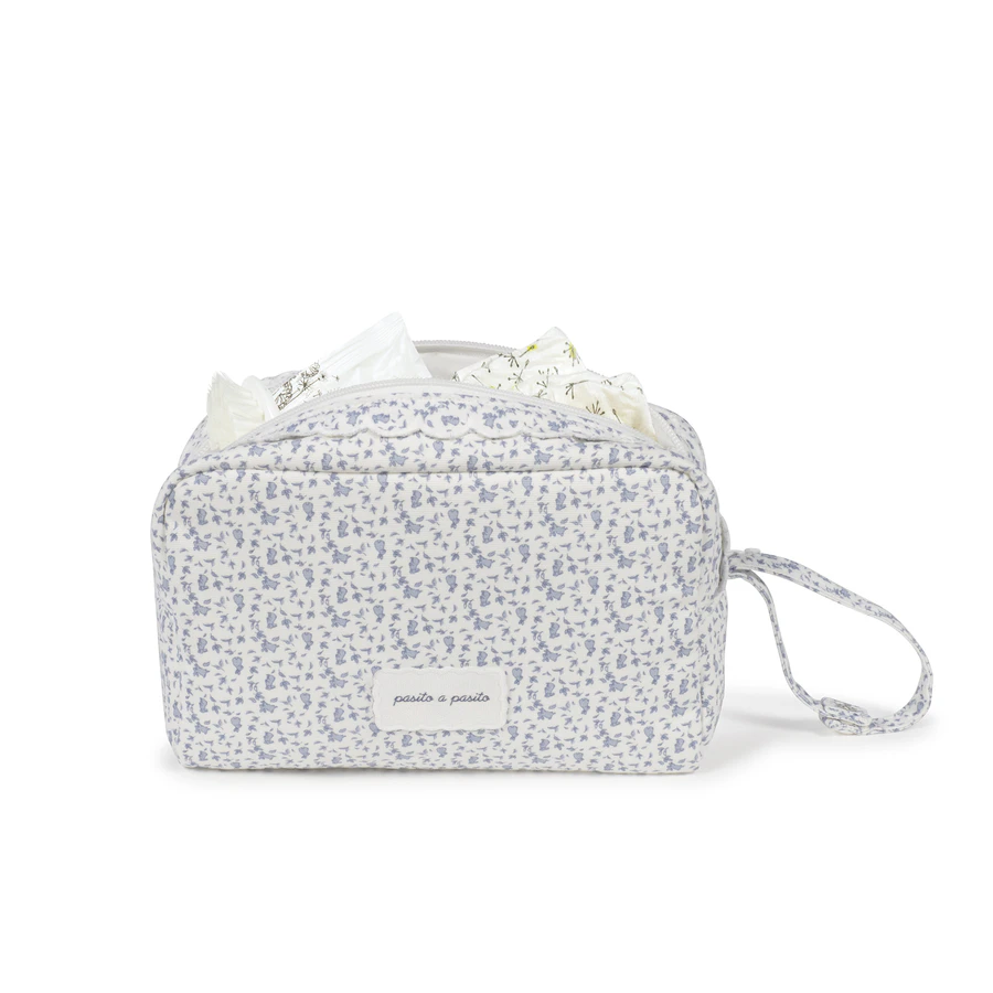 Bolsa organizadora estampada com padrão floral azul claro e etiqueta pasito a pasito