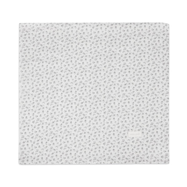 Manta branca com padrão de pequenas flores cinza claro