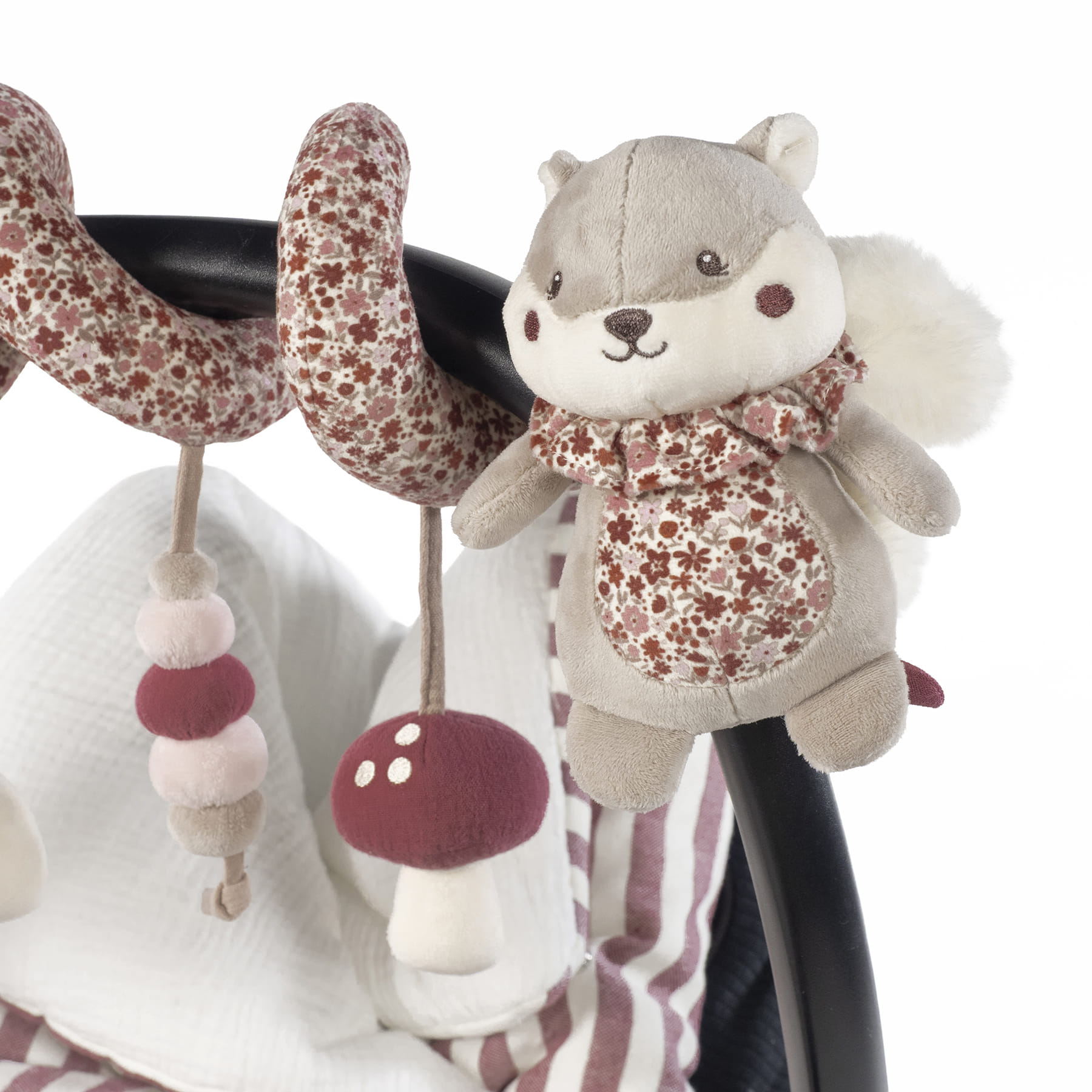 Móbile de berço com esquilo em tecido e padrão floral em fundo branco