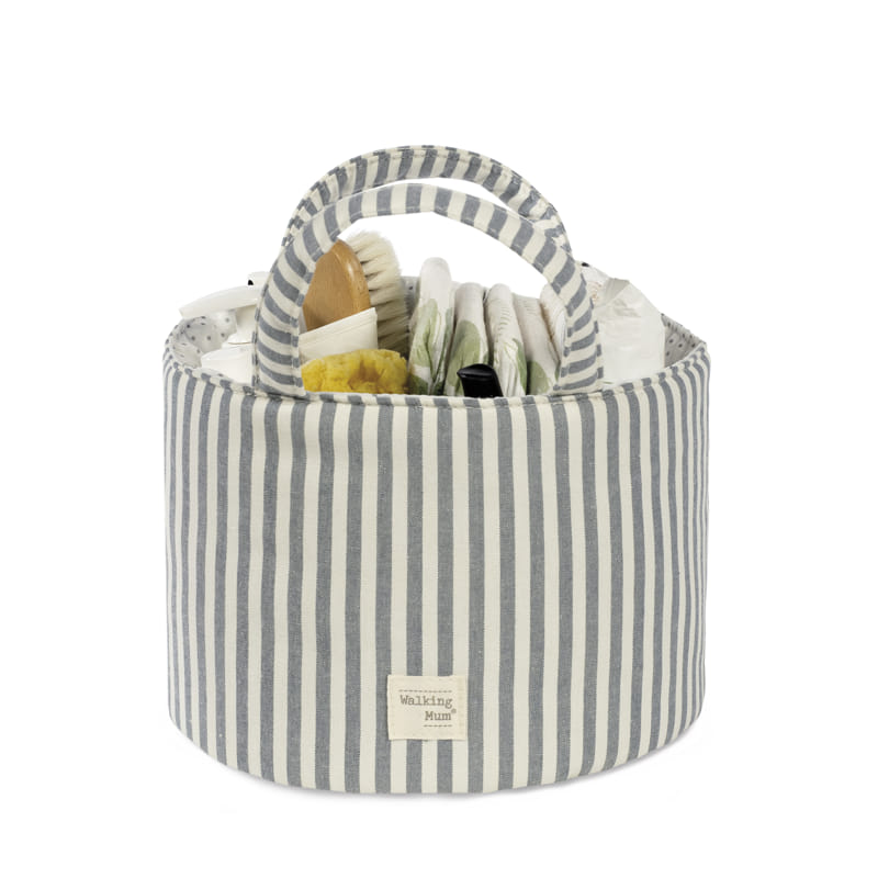 Cesto tecido riscas cinza e branco com produtos de higiene e etiqueta Walking Mum