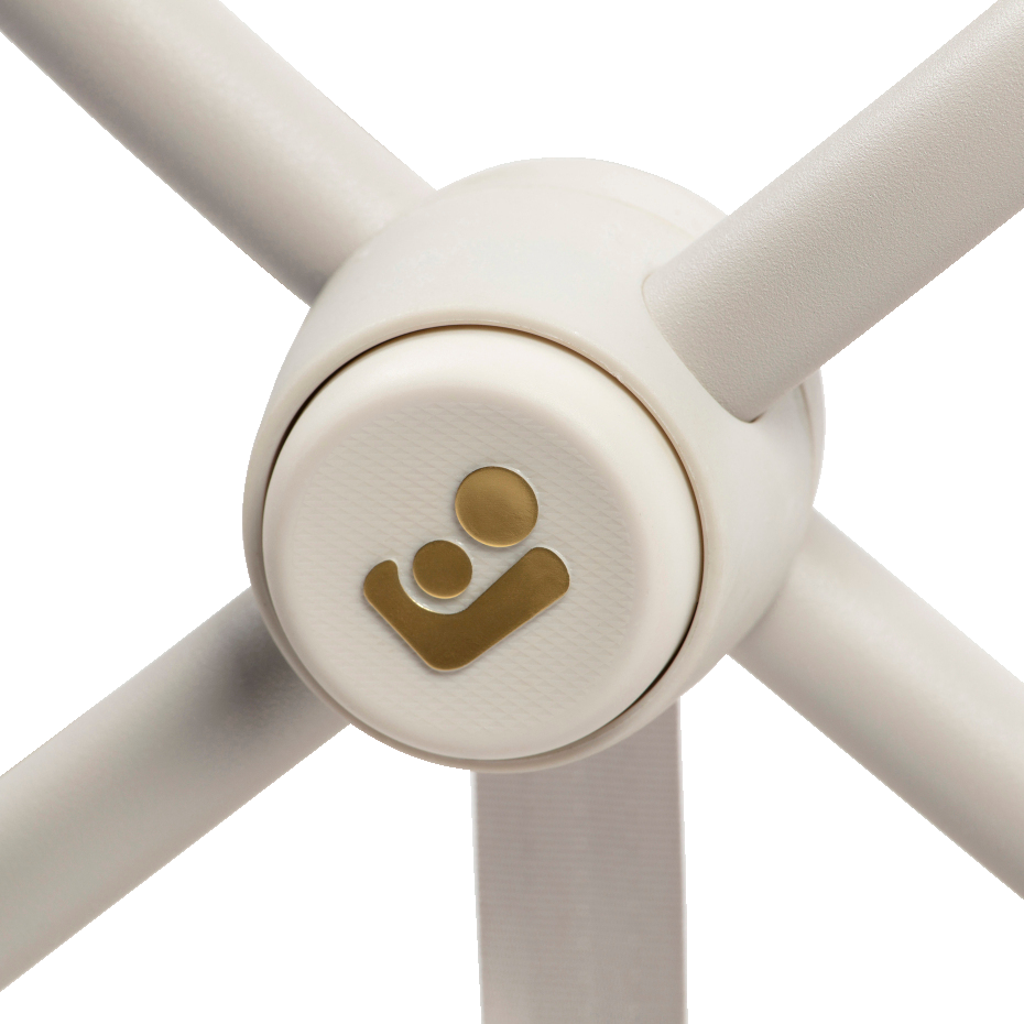 Mecanismo central branco com braços metálicos e logótipo dourado