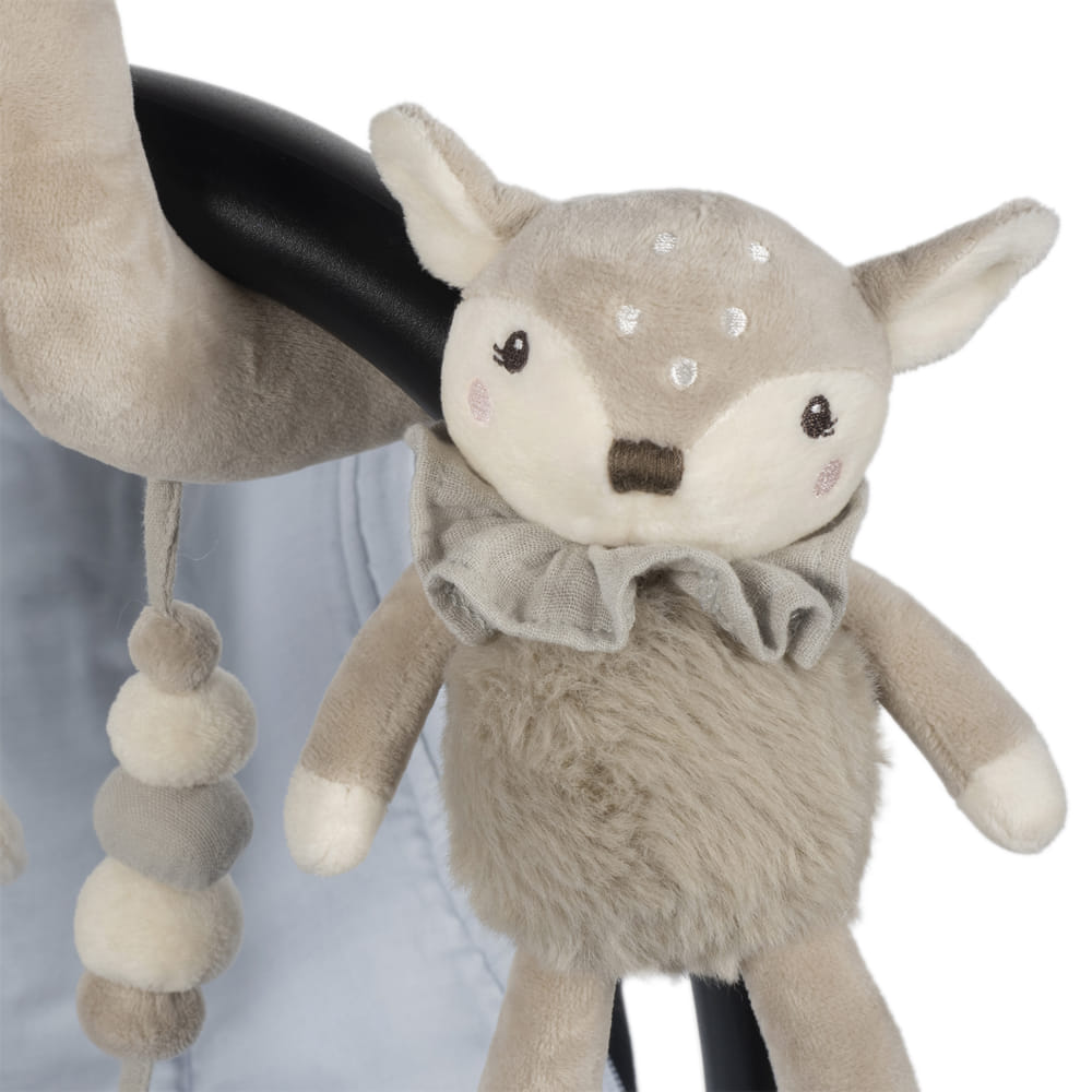 Pelúcia de cervo bege com manchas brancas e textura macia presa a estrutura preta e cinzenta