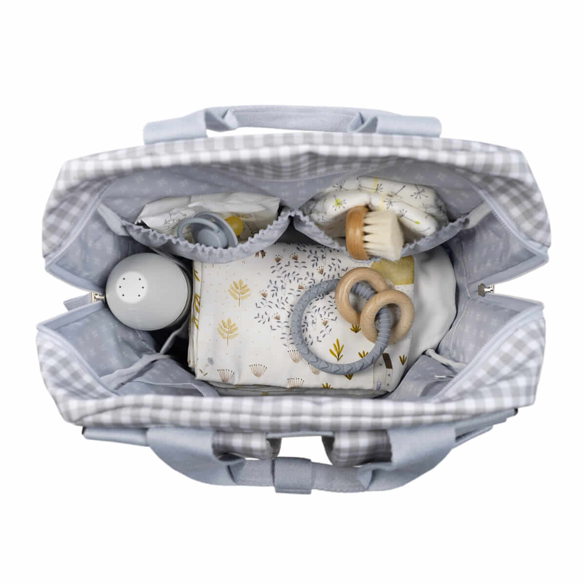 Bolsa cinza com acessórios para bebé organizados no interior
