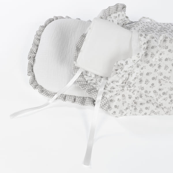 Saco de bebé branco com padrão floral cinzento e folho xadrez cinzento e branco