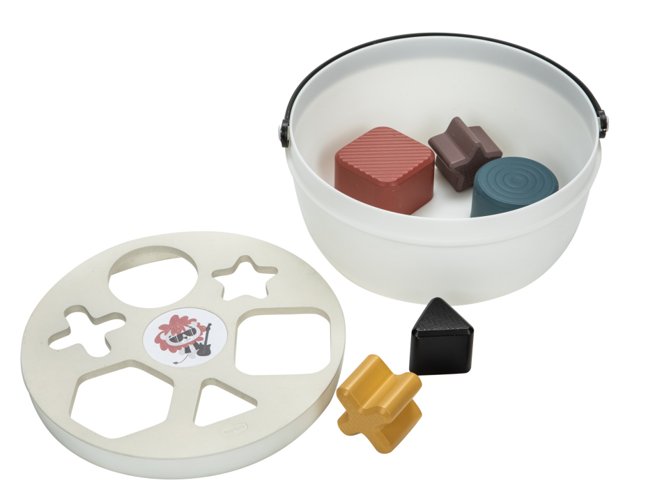 Conjunto de brinquedo com balde branco e tampa com cinco formas geométricas e peças coloridas.