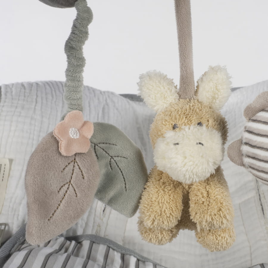 Brinquedo pendente de peluche bege com folhas verdes e flor rosa