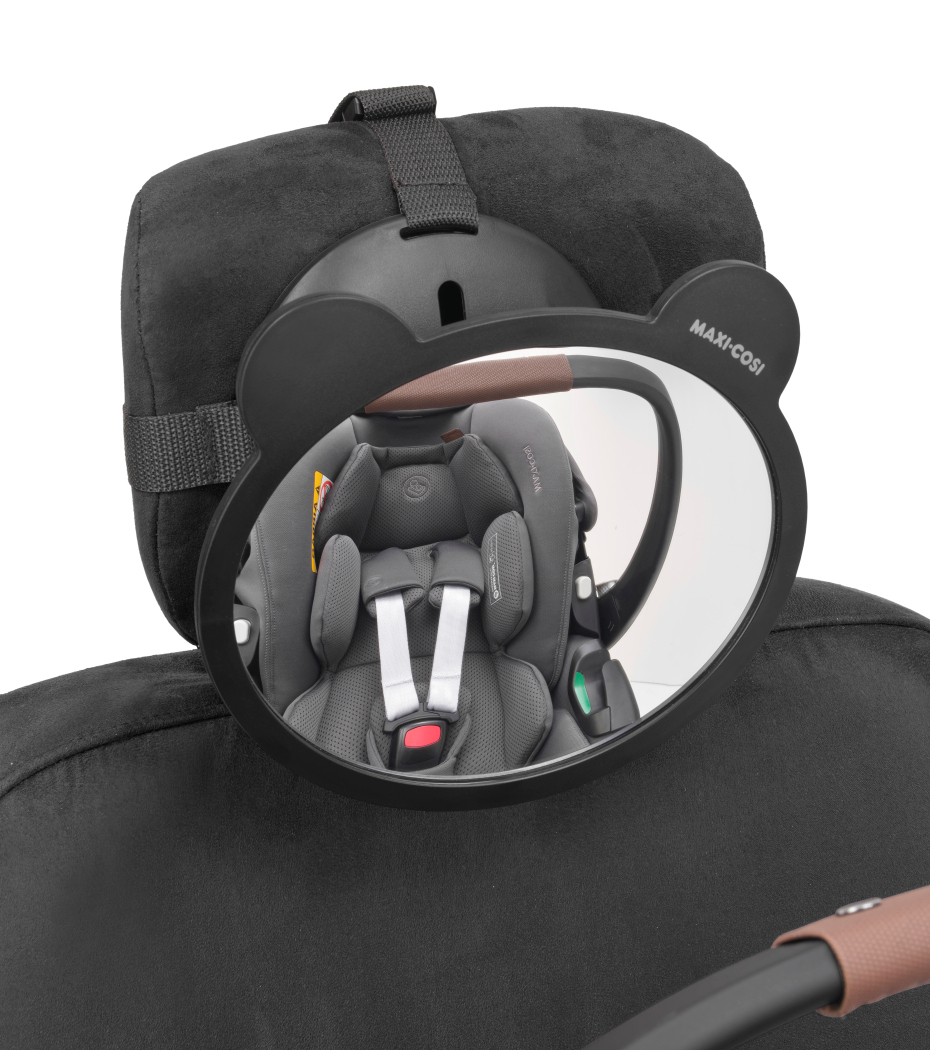 Espelho para carro com moldura preta e formato de orelhas de urso reflectindo cadeira de bebé cinza