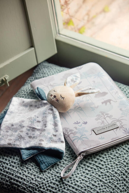 Cobertor de bebé com cabeça de coelho e capa estampada cinzenta com texto PANTS + PANTS