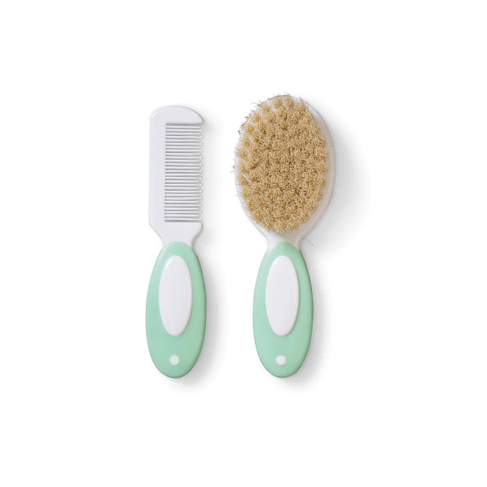 Escova e pente para bebé com cabo verde e branco sobre fundo branco
