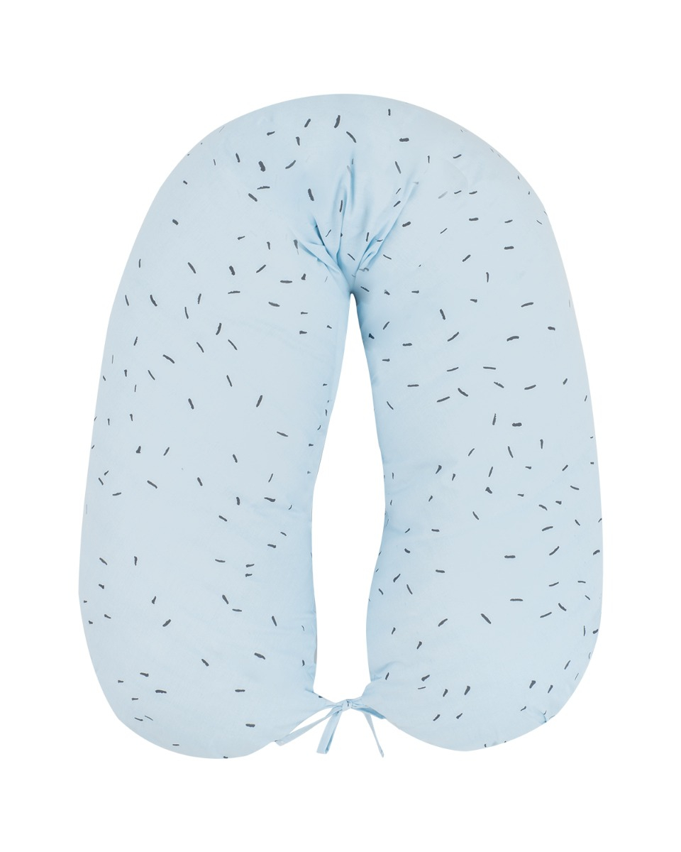 Almofada de amamentação azul claro com padrão de pequenos traços pretos e fita de ajuste.