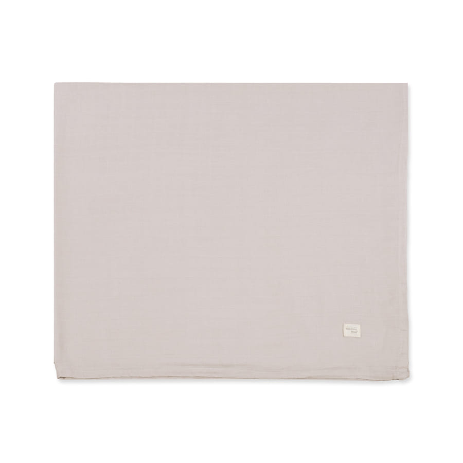Manta quadrada cinzenta clara com etiqueta branca