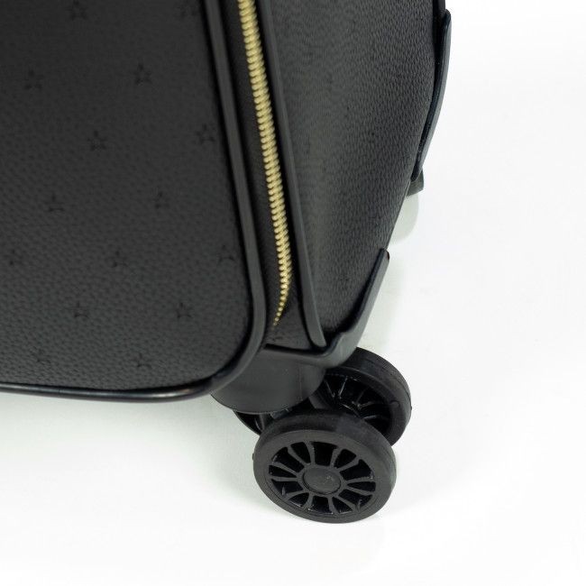 Mala de viagem preta com rodízios duplos e fecho dourado sobre fundo branco