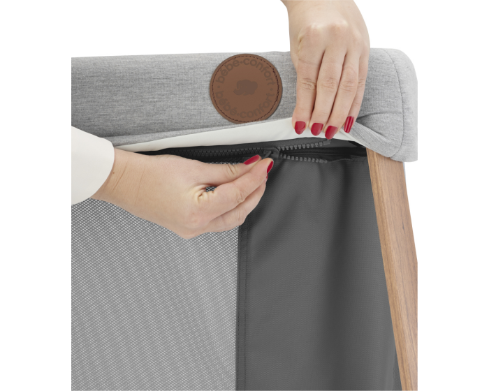 cadeira cinza com madeira e etiqueta de couro BOR-COR