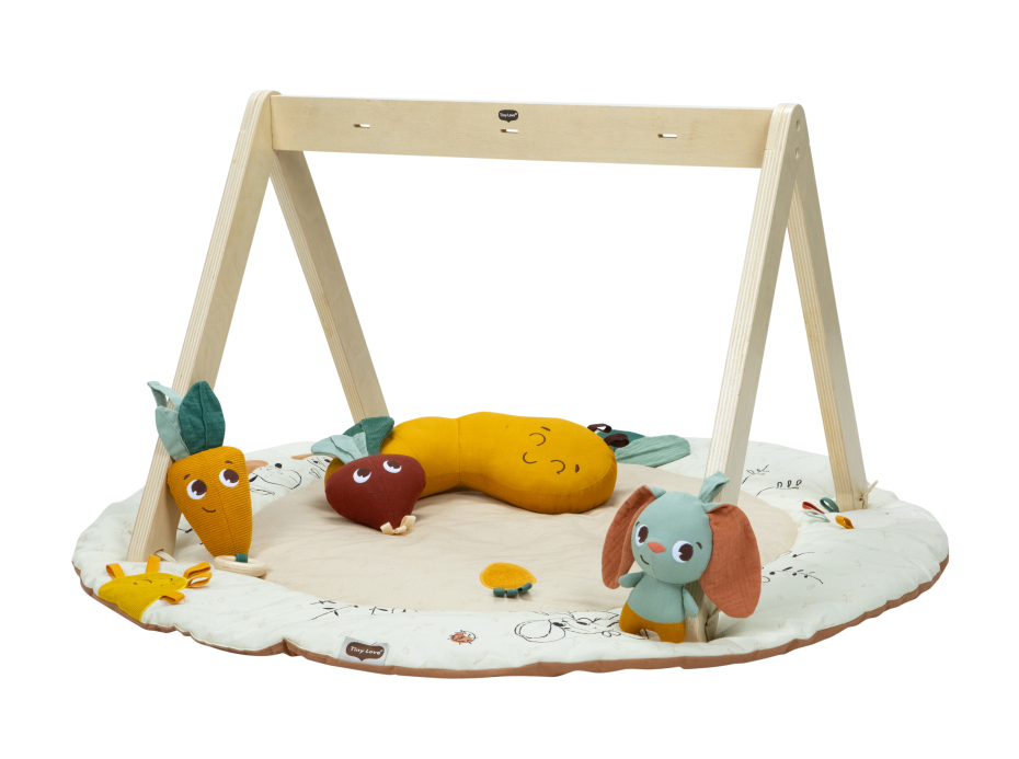 Tapete de atividades para bebé com estrutura em madeira clara e brinquedos de tecido coloridos