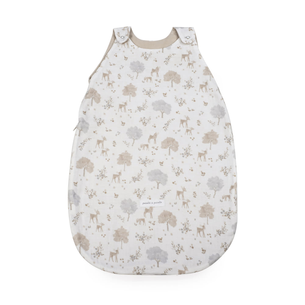 Saco de dormir para bebé branco com padrão de árvores e cervos