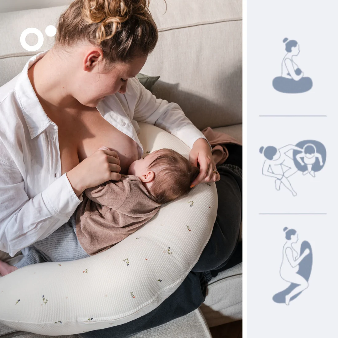 Mulher amamenta bebê com almofada branca padrão pequeno, sofá cinza, pictogramas amamentação