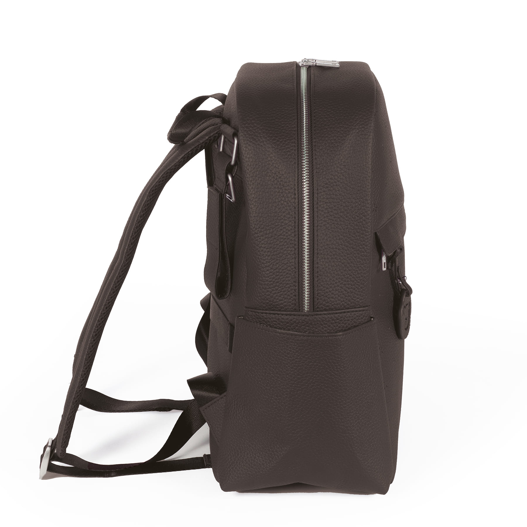 Mochila preta vista de lado sobre fundo branco