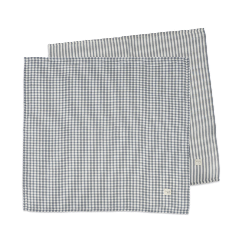 Dois lenços quadrados em tecido com padrões xadrez e riscas em azul e branco