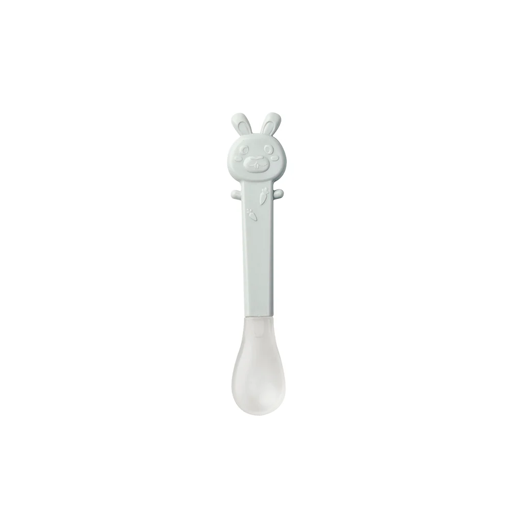 Colher de bebé branca com pega decorada com coelho em fundo branco