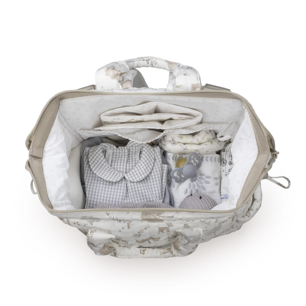Bolsa de maternidade bege com estampado de animais aberta mostrando acessórios para bebé em tons cinza e bege
