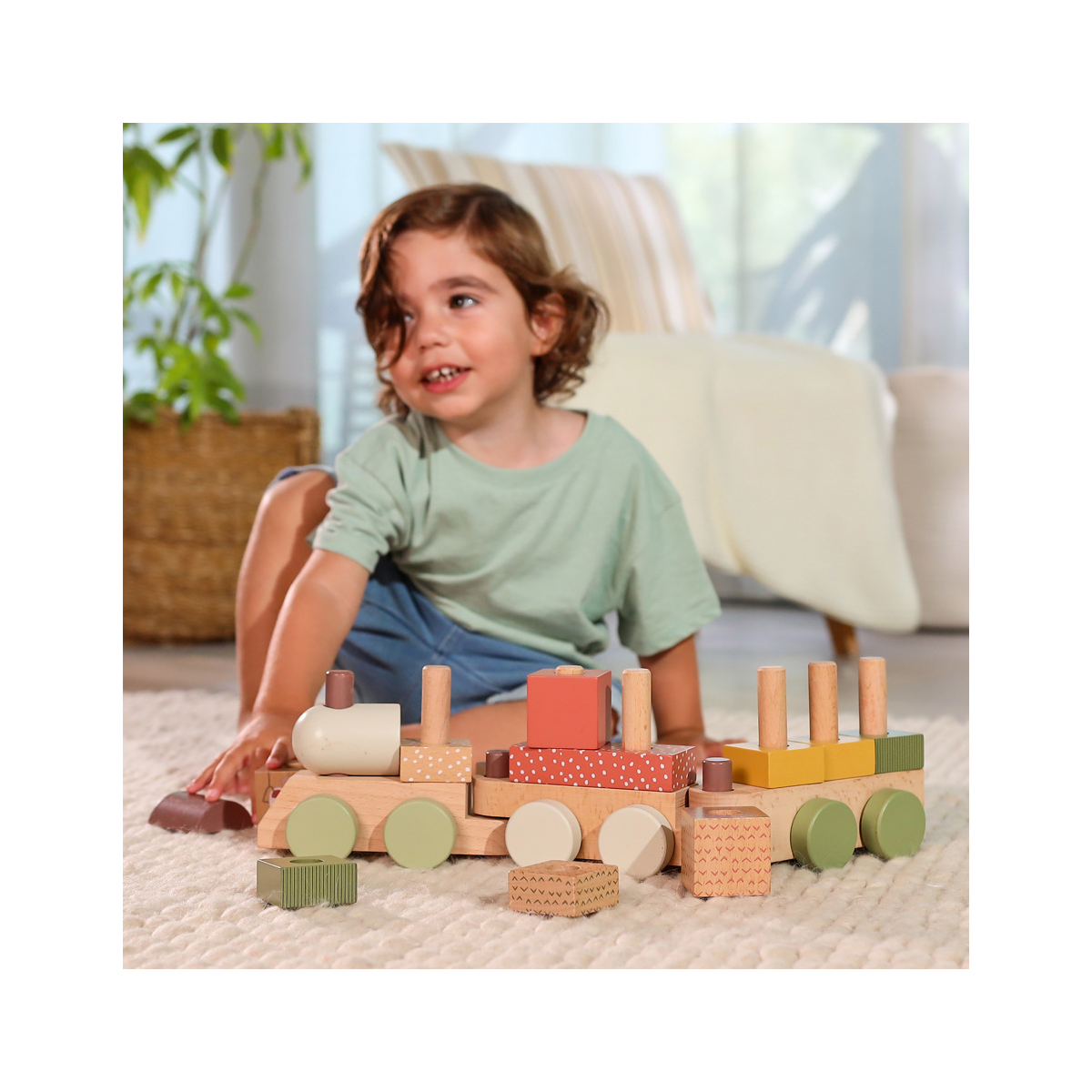 Brinquedo de comboio de madeira colorido com criança a brincar.
