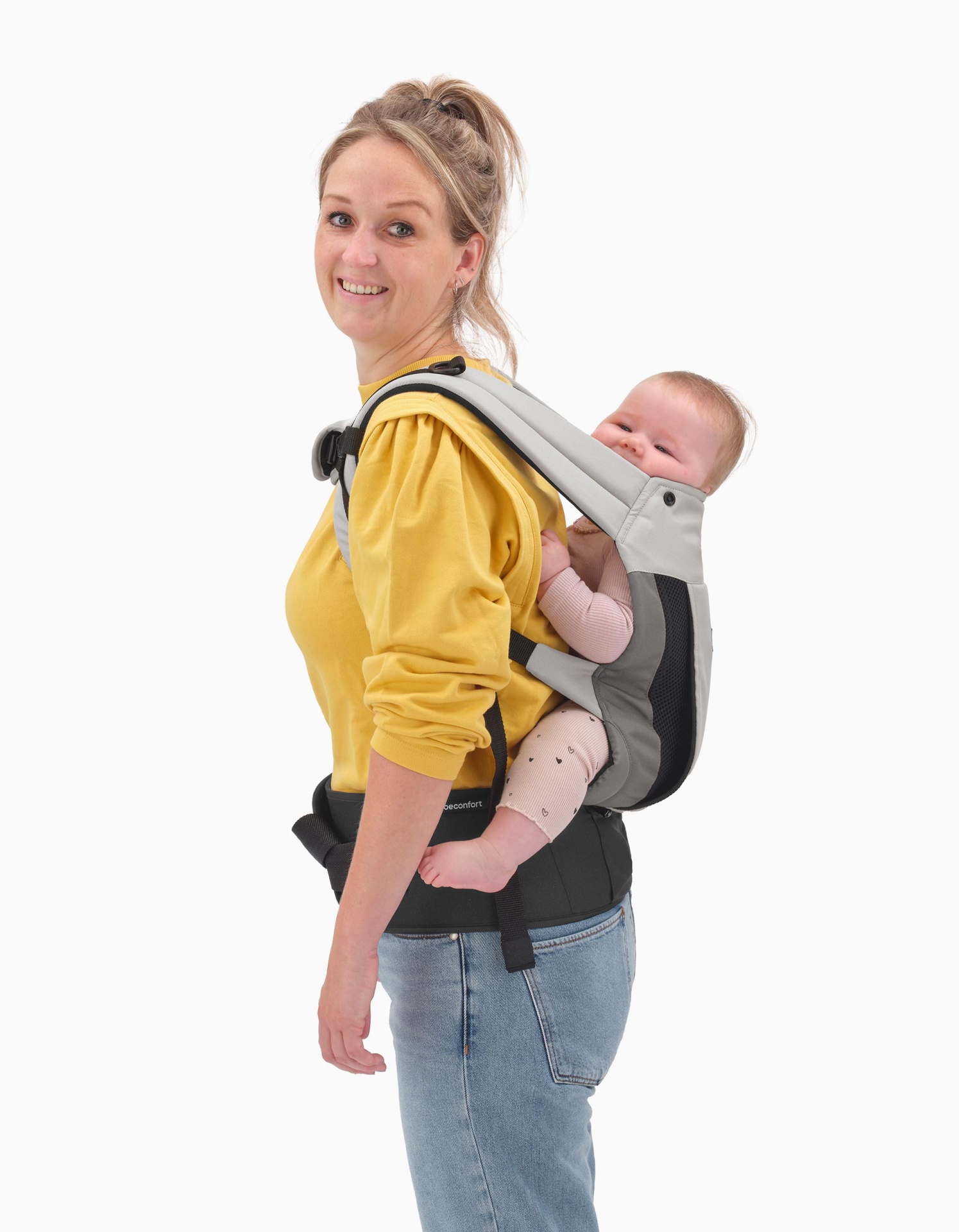 Mulher a usar porta-bebés cinza e preto com bebé