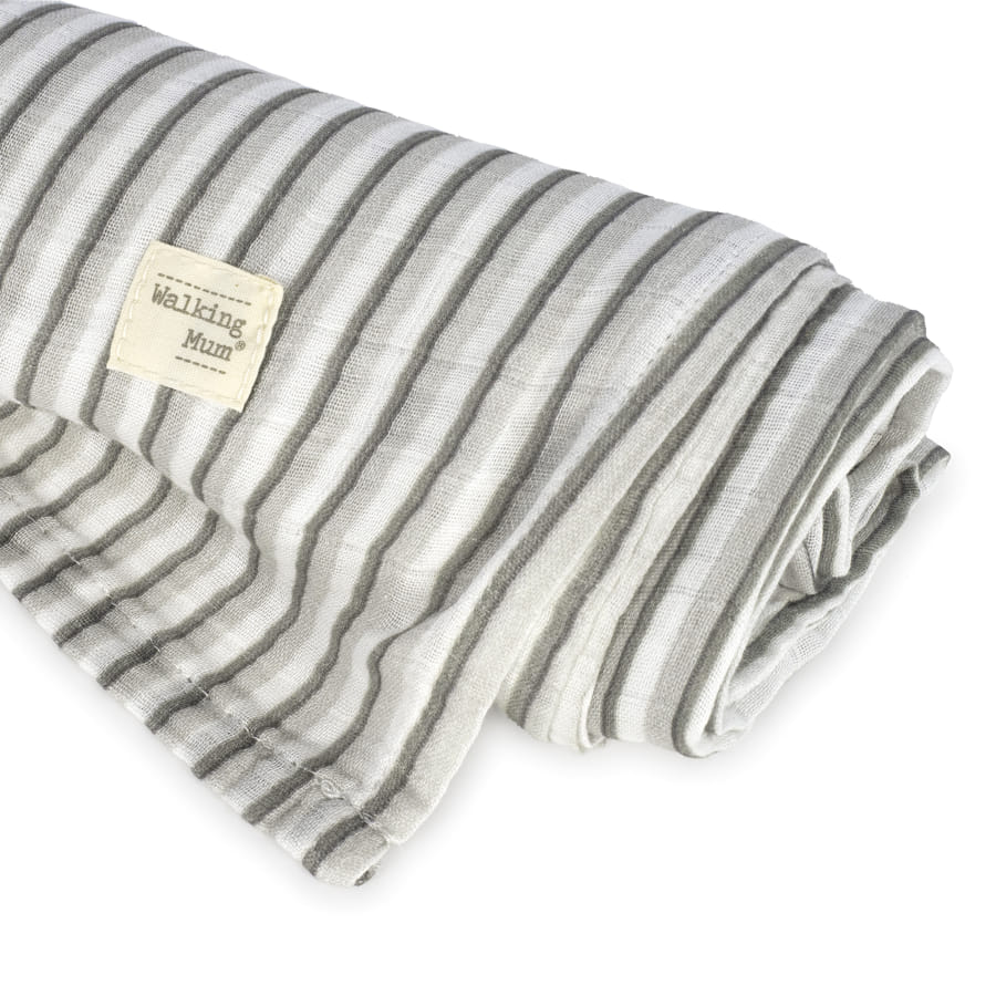 Manta dobrada riscada cinza e branco com etiqueta WALKING Mum