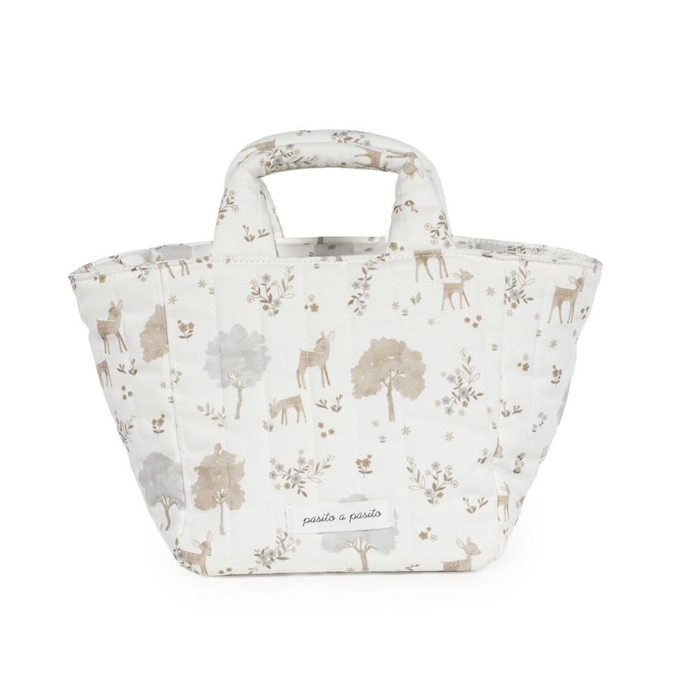 Saco pequeno de tecido branco com padrão de árvores e veados em tons neutros