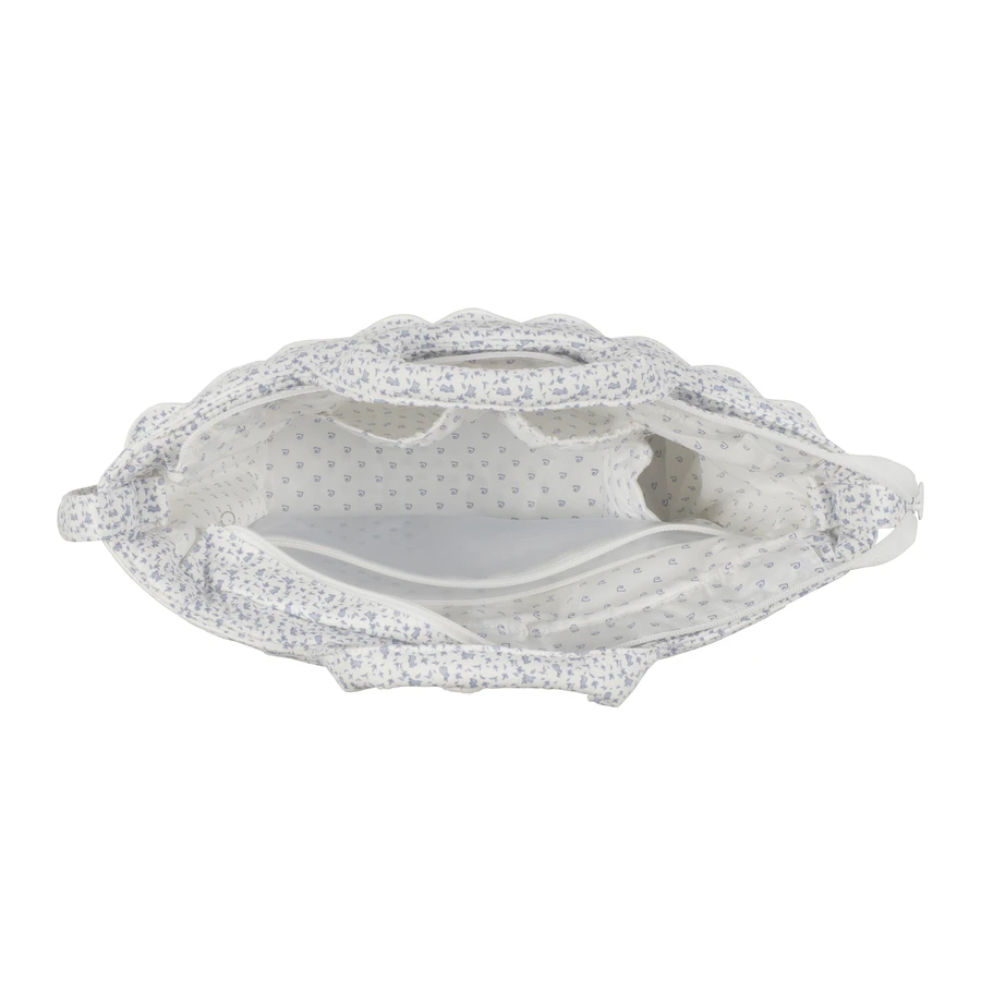 Mala de tecido branco com padrão floral azul claro e interior com pequenos motivos azuis