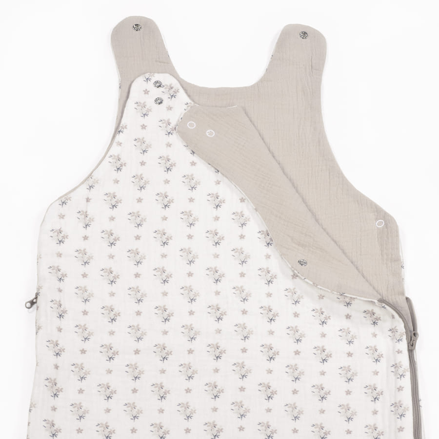 Saco de dormir para bebé branco estampado com flores e parte traseira bege