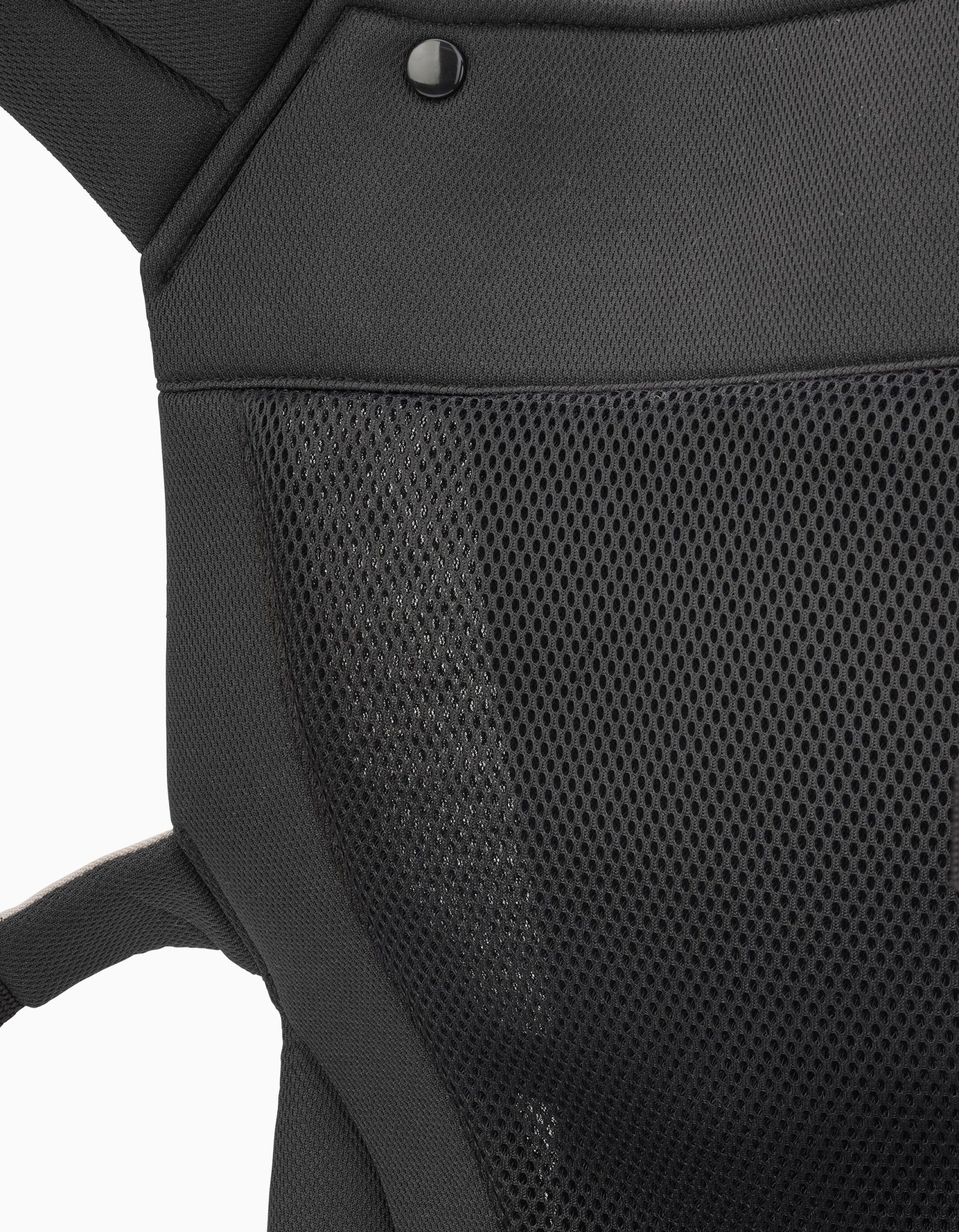 Bolso de mochila preta com material em rede e botão de pressão